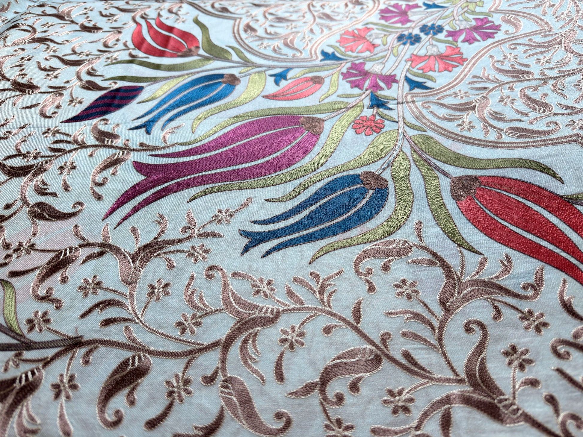Noori Couture cream handwoven Nalki Jamawar shawl featuring intricate floral silk embroidery and fine wool blend.
